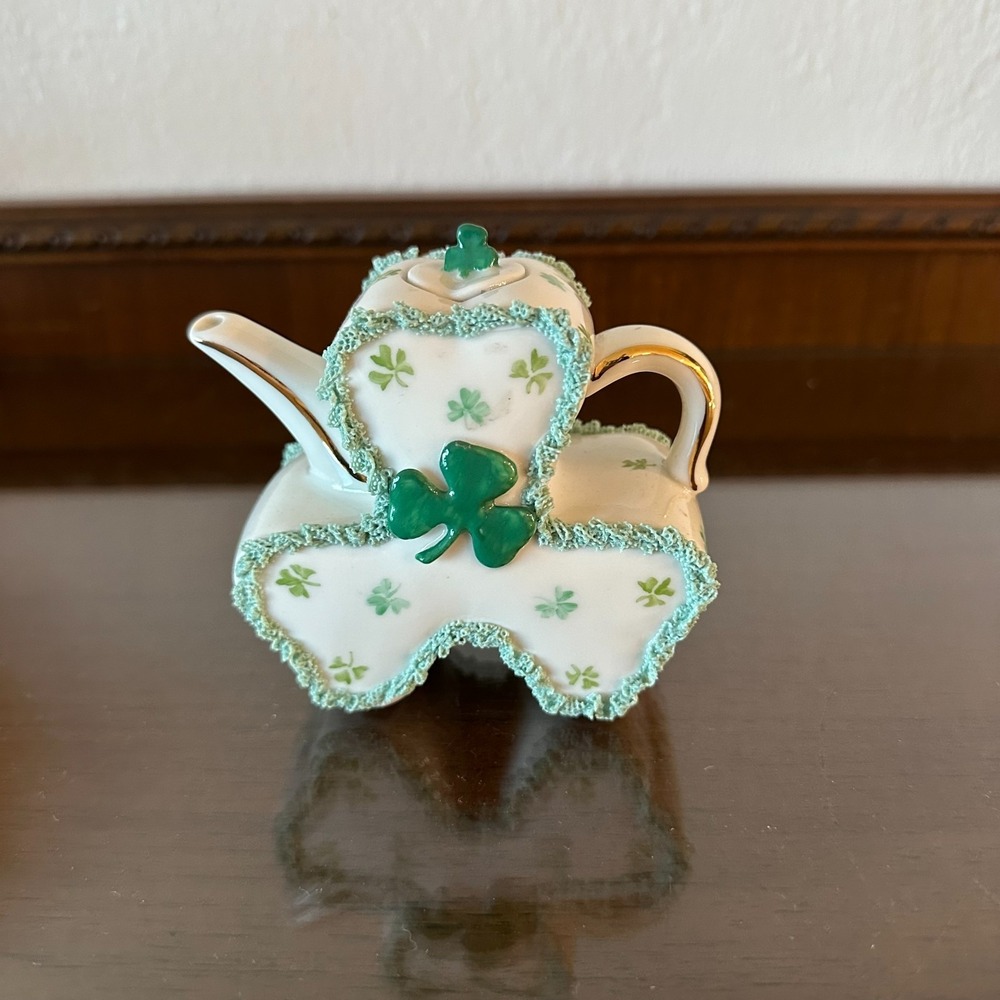 Vtg 3.5'' Dresden‎ Lace Spaghetti Trim Ireland Shamrock Porcelain Small Teapot